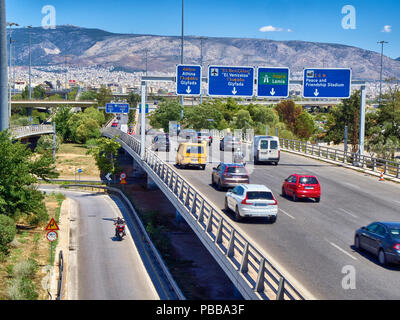 Athènes, Grèce - 29 juin 2018. Le trafic sur le Pirée à Athènes à l'autoroute, Falir Neo avec Athènes ville en arrière-plan. Banque D'Images