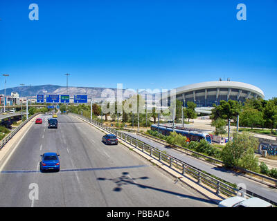 Athènes, Grèce - 29 juin 2018. Le trafic sur le Pirée à Athènes à l'autoroute, Falir Neo avec Athènes Ville et le stade de la paix et de l'Amitié S.E.F. Stadio Banque D'Images