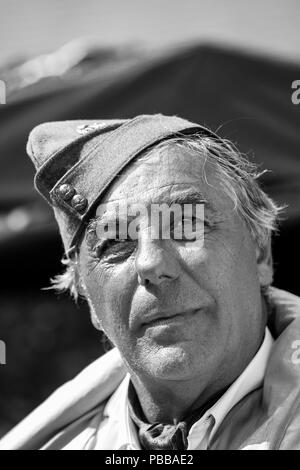 Photographie de portraits en noir et blanc. Close up of handsome Young man in vintage, RAF militaire uniforme à Black Country Museum 1940 ÉVÉNEMENT DE LA SECONDE GUERRE MONDIALE. Banque D'Images