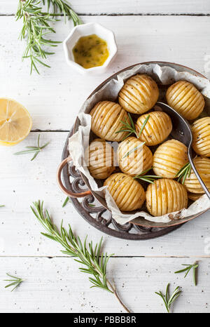 Pommes de terre au romarin citronnée sur tableau blanc Banque D'Images
