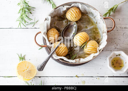 Pommes de terre au romarin citronnée sur tableau blanc Banque D'Images