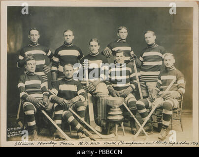 1144 L'équipe de hockey d'Ottawa, Association NH Champions du monde et les détenteurs de la Coupe Stanley, 1911 (HS85-10-23753) Banque D'Images