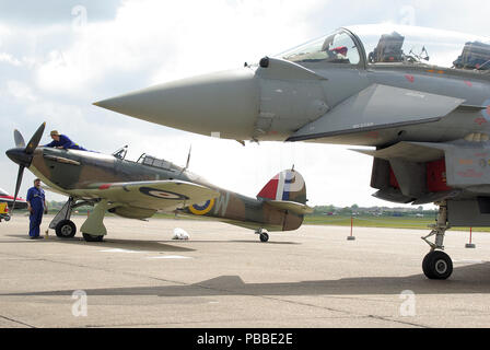 Seconde Guerre mondiale Hawker Hurricane R4118 avec jet moderne avion de chasse Eurofighter Typhoon. Anciens et nouveaux chasseurs de défense aérienne Banque D'Images