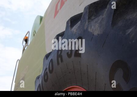 Pneus : pneus et/ou un gros plan du pneu, des pneus ou d'une moissonneuse-batteuse Banque D'Images