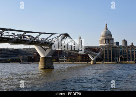 Vue sur la Cathédrale St Paul et le Millennium Bridge à Londres sous le soleil d'avril soir Banque D'Images