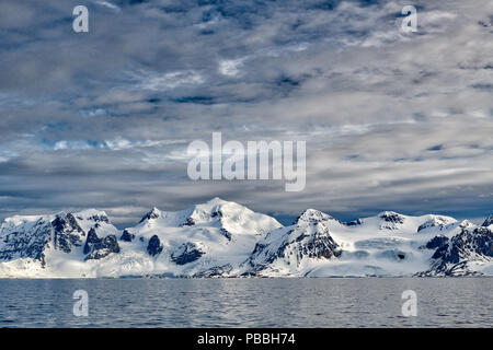 Paysage avec la neige, la glace et les glaciers de Prins Karls Forland, Spitsbergen, Svalbard ou l'Europe Banque D'Images