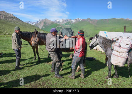 Randonnées à cheval le Keskenkija Jyrgalan alpine Trek, Kirghizistan, Banque D'Images