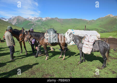 Randonnées à cheval le Keskenkija Jyrgalan alpine Trek, Kirghizistan, Banque D'Images