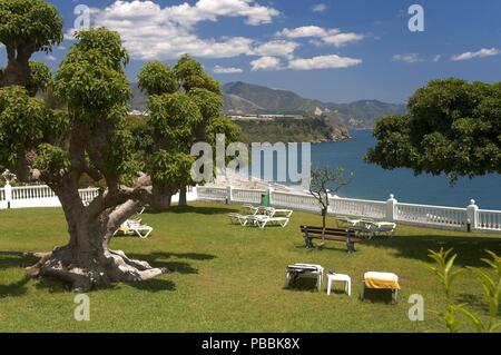 La plage de Burriana à partir de l'Parador de Turismo, Nerja, Malaga province, région d'Andalousie, Espagne, Europe. Banque D'Images