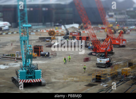 Construction à l'aéroport Heathrow de Londres à côté du terminal. Banque D'Images