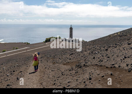 Les touristes marchant dans le chemin en montrant le volcan Capelinhos, phare Ponta dos Capelinhos, île de Faial, Açores, Portugal Banque D'Images