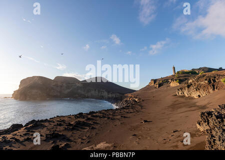 Volcan Capelinhos montrant le phare, Ponta dos Capelinhos au coucher du soleil, l'île de Faial, Açores, Portugal Banque D'Images