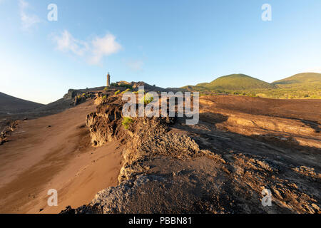 Volcan Capelinhos montrant le phare, Ponta dos Capelinhos au coucher du soleil, l'île de Faial, Açores, Portugal Banque D'Images