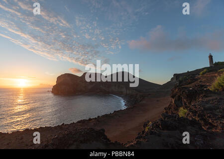 Volcan Capelinhos montrant le phare, Ponta dos Capelinhos au coucher du soleil, l'île de Faial, Açores, Portugal Banque D'Images