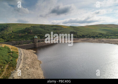 Drone aérien photo de Craig Goch Dam et le réservoir, dans la vallée de l'Elan, Powys, Pays de Galles en juillet 2018, montrant le faible niveau de l'eau suite à la longue période de sécheresse. L'Elan Valley system de barrages et réservoirs fournit 133 milliards de litres d'eau par an via un pipe-line à Birmingham Banque D'Images