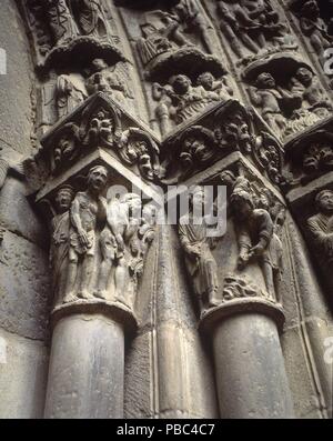 DETALLE DE LOS CAPITELES DE LA PORTADA PRINCIPAL. Emplacement : CATEDRAL, Tudela, Navarra, ESPAGNE. Banque D'Images