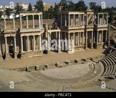 VISTA DE LA ESCENA CON LA ORCHESTRA Y EL GRADERIO DIVIDIDO EN SECTORES - SIGLO I AC. Emplacement : TEATRO ROMANO-EDIFICIO. Banque D'Images