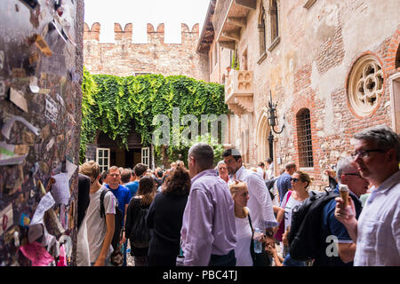Les touristes sur le balcon dans la Casa di Giulietta (la maison de Juliette), via Cappello, des lettres d'amour de wall, Romeo et giulietta, attraction touristique Banque D'Images