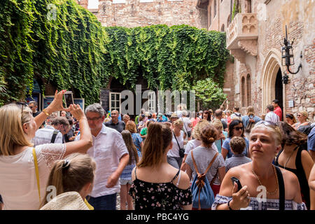 Les touristes sur le balcon dans la Casa di Giulietta (la maison de Juliette), via Cappello, Vérone, Vénétie, Italie, Romeo et giulietta attraction touristique Banque D'Images