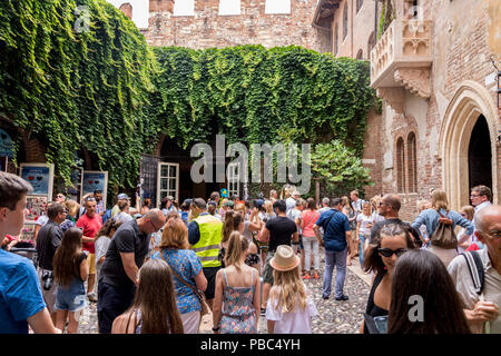 Les touristes sur le balcon dans la Casa di Giulietta (la maison de Juliette), via Cappello, Vérone, Vénétie, Italie, Romeo et giulietta attraction touristique Banque D'Images