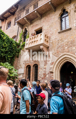 Les touristes sur le balcon dans la Casa di Giulietta (la maison de Juliette), via Cappello, Vérone, Vénétie, Italie, Romeo et giulietta attraction touristique Banque D'Images