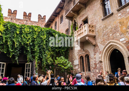 Les touristes sur le balcon dans la Casa di Giulietta (la maison de Juliette), via Cappello, Vérone, Vénétie, Italie, Romeo et giulietta attraction touristique square Banque D'Images