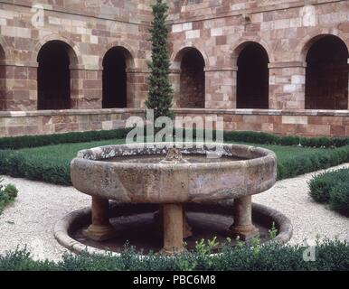 PILA DEL CLAUSTRO -. Lieu : MONASTÈRE DE SANTA MARIA, BUGEDO, Burgos, Espagne. Banque D'Images