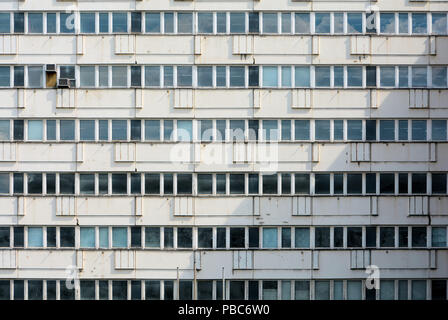 Façade d'un immeuble de bureaux abandonnés dans le centre ville de Berlin Banque D'Images