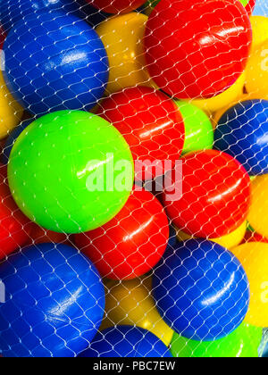 Jeu de boules de couleur pour les enfants. Studio Photo Banque D'Images