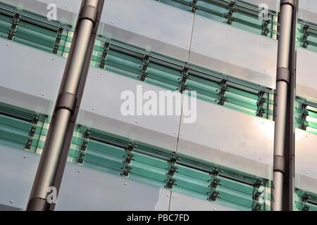 Façade moderne d'un immeuble de bureaux dans le centre-ville de Berlin Banque D'Images