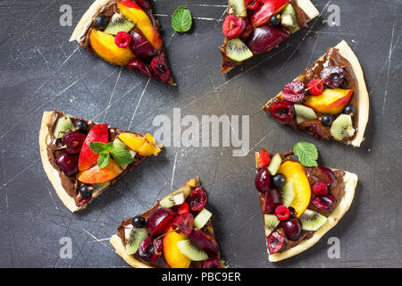 Menu Pizza. Les fruits d'été pizza avec pâte de chocolat berry. La vitamine dessert. Vue supérieure de la télévision mise de fond, l'espace de copie. Banque D'Images