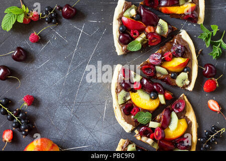 Menu Pizza. Les fruits d'été pizza avec pâte de chocolat berry. La vitamine dessert. Vue supérieure de la télévision mise de fond, l'espace de copie. Banque D'Images