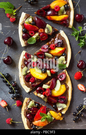 Menu Pizza. Les fruits d'été pizza avec pâte de chocolat berry. La vitamine dessert. Vue supérieure de la télévision mise de fond. Banque D'Images
