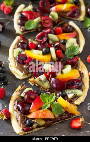 Menu Pizza. Les fruits d'été pizza avec pâte de chocolat berry. La vitamine dessert. Banque D'Images