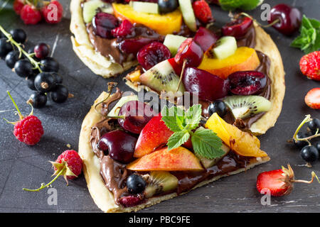 Menu Pizza. Les fruits d'été pizza avec pâte de chocolat berry. La vitamine dessert. Banque D'Images