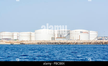 Littoral du réservoir d'huile Banque D'Images