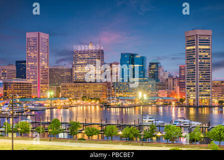 Baltimore, Maryland, USA Skyline sur le port intérieur au crépuscule. Banque D'Images