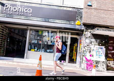 Homme marchant dans la rue en face de la Pologne Phonica, un vinyl boutique au coeur de Soho, London, UK Banque D'Images