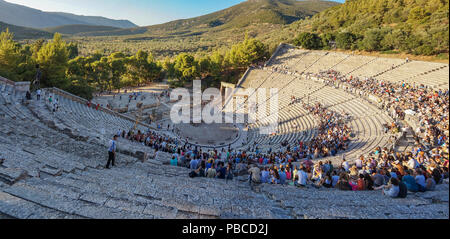 Préparatifs avant la performance au théâtre antique d'Epidaure en Péloponnèse, Grèce. Construit au 4ème siècle avant J.-C. et il est également célèbre. Banque D'Images