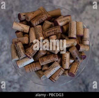 Wine Corks dans un bol en verre Banque D'Images