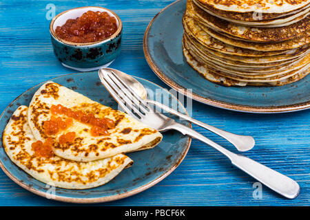 Délicate de délicieuses crêpes avec du caviar rouge. Studio Photo Banque D'Images