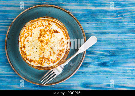 Délicate de délicieuses crêpes avec du caviar rouge. Studio Photo Banque D'Images