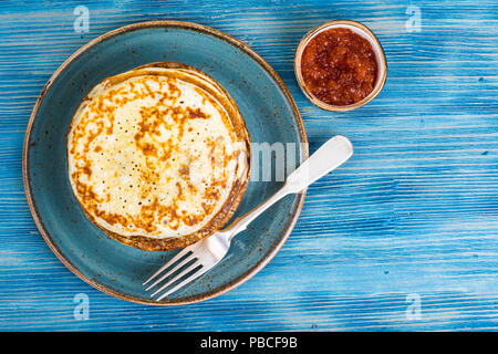 Délicate de délicieuses crêpes avec du caviar rouge. Studio Photo Banque D'Images