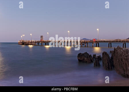 Palm Cove Jetty dans quartier calme de la soirée, le lorsque le soleil se couche Banque D'Images