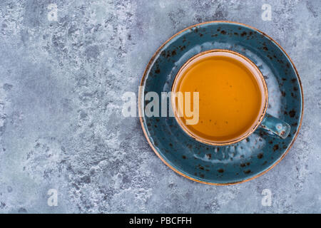 Tasse à thé sur fond bleu gris. Studio Photo Banque D'Images