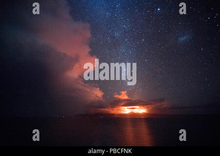 L'Ambrym volcans jumeaux errupting sous la Voie Lactée - Vanuatu Banque D'Images