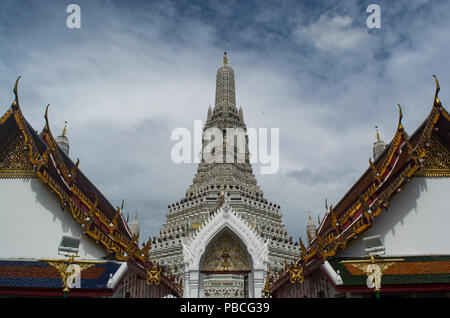 Temple de l'Aube AKA Wat Makok AKA Olive Temple AKA Wat Arun, est un ancien temple à Bangkok, Thaïlande de la période Ayutthaya dans un jour nuageux Banque D'Images