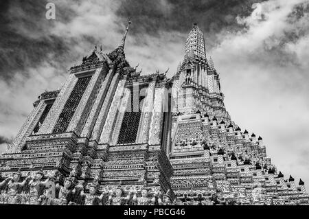 Temple de l'Aube AKA Wat Makok AKA Olive Temple AKA Wat Arun, est un ancien temple à Bangkok, Thaïlande de la période Ayutthaya dans un jour nuageux Banque D'Images