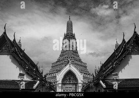 Temple de l'Aube AKA Wat Makok AKA Olive Temple AKA Wat Arun, est un ancien temple à Bangkok, Thaïlande de la période Ayutthaya dans un jour nuageux Banque D'Images