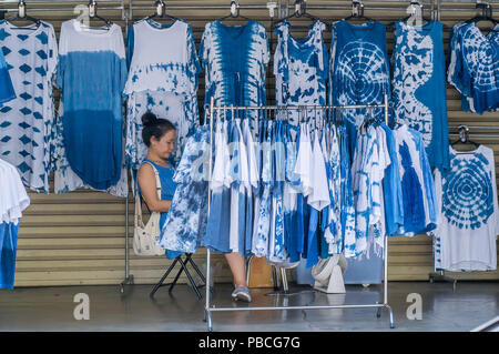 Une boutique de vêtements de rue dans la vieille ville de Phuket, en Thaïlande Banque D'Images